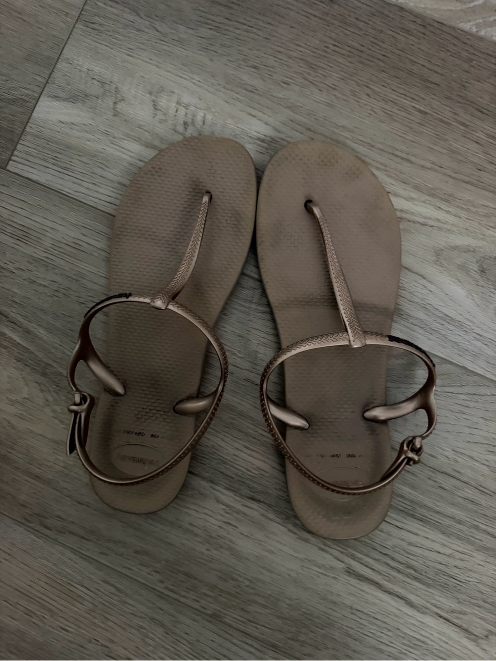 Women's Metallic Rose Gold T-Strap Sandals Havaianas Size 9/10